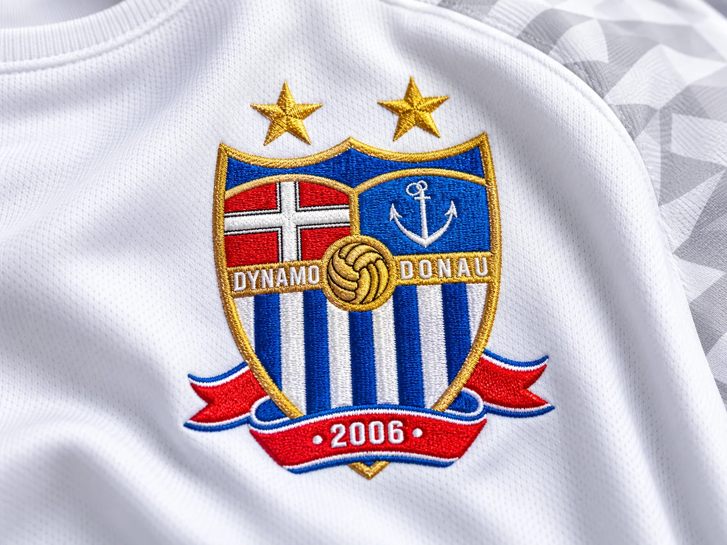 Dynamo-Wappen mit zwei goldenen Sternen auf weißem Trikot