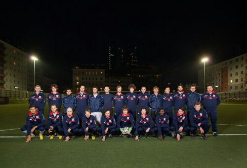 Die Mannschaft in einheitlicher blauer Dynamo-Teamwear