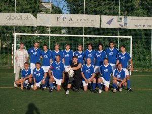 Die erste eigene Dynamo-Donau-Dress mit Wieselburger und Statt-Beisl
