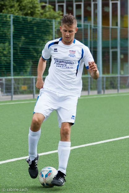 Stefan in der weißen Erreà-Dress von Dynamo Donau