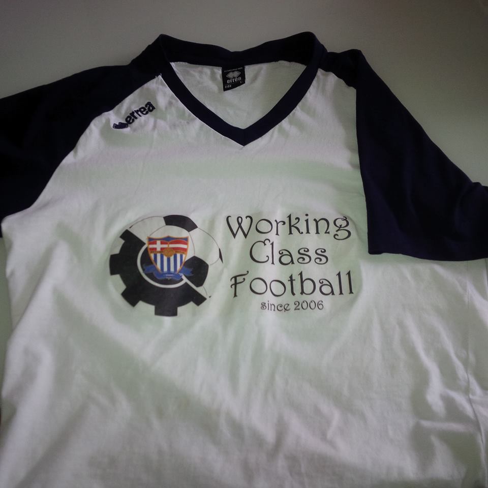 Das Dynamo-Fanshirt mit Working-Class-Football-Schriftzug